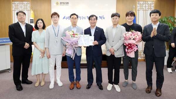 경기도의회 문화체육관광위원회 전문위원실이 경기도의회가 선정한 ‘2023년 입법활동 지원 우수부서’로 선정돼 전부열 수석전문위원과 직원들이 염종현 의장으로부터 표창장을 받았다. (사진=경기도의회)