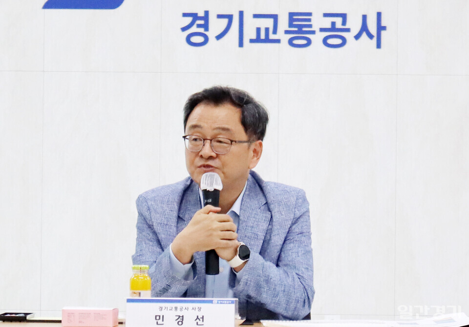 경기교통공사는 7월3일 공사 대회의실에서 경기도 박재영 철도항만물류국장을 비롯한 도․시․군 철도업무 담당자 및 관련 전문가, 자문위원 등 30여 명이 참석한 가운데 &lsquo;경기교통공사 철도사업 참여 타당성 검토 용역 착수보고회&rsquo;를 개최했다고 밝혔다. (사진=경기교통공사)