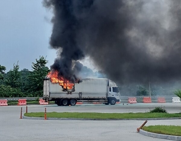 평택제천 고속도로 휴게소에서 폐배터리 등을 적재한 화물차에 화재가 발생해 30여 분 만에 진화됐다.