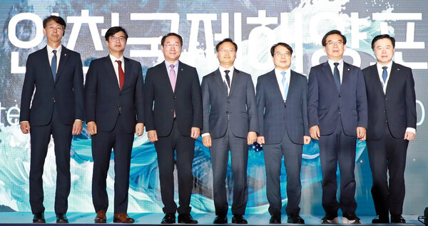 4일 인천 송도컨벤시아에서 열린 제5회 인천국제해양포럼 개막식에서 이훈기 국회의원, 성기홍 연합뉴스 사장, 유정복 인천시장, 김성범 해양수산부 해양정책실장, 박종태 포럼위원장, 정일영 국회의원, 이경규 IPA사장이 LED 터치 퍼포먼스를 마치고 기념촬영을 하고 있다.  (사진=인천시)