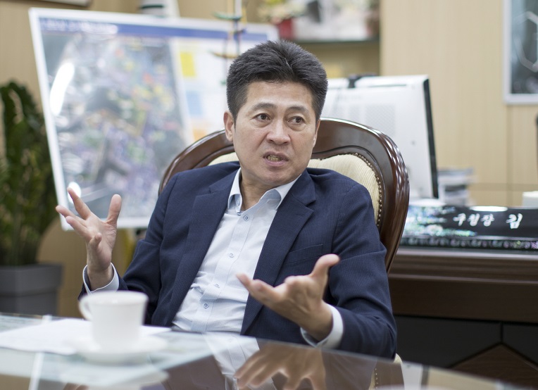  민선 8기 2주년을 맞은 김정헌 중구청장이 그간의 구정 성과와 앞으로의 계획을 설명하고 있다. (사진= 인천 중구)