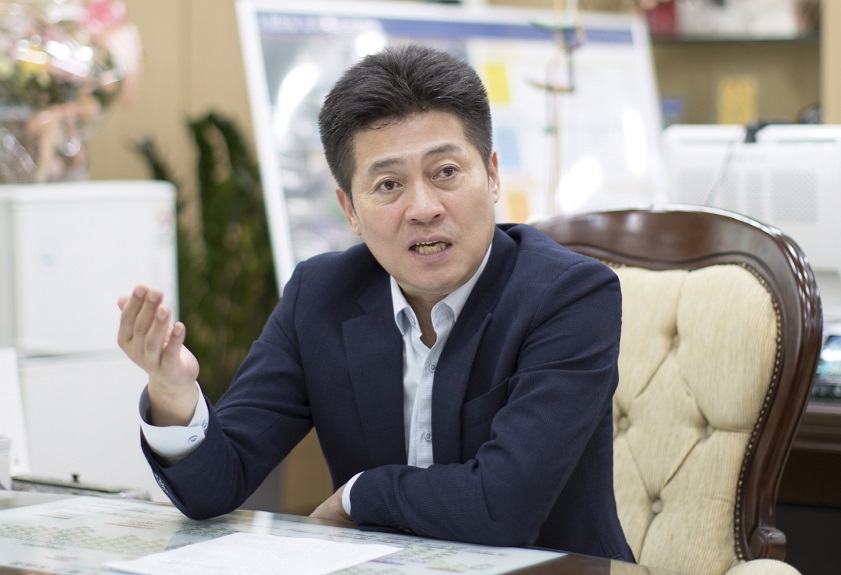 민선 8기 2주년을 맞은 김정헌 중구청장이 그간의 구정 성과와 앞으로의 계획을 설명하고 있다. (사진= 인천 중구)