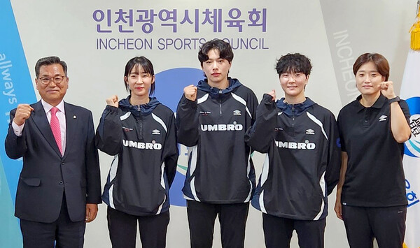 인천시체육회는 제33회 파리올림픽 출전을 확정한 인천시청 핸드볼팀 신은주, 한미슬, 강은서 선수에게 선전장려금을 전달했다.(사진=인천시체육회)