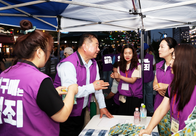 파주시는 반성매매 시민활동단 클리어링(클리어링)과 공동으로 지난 7월5일 오후 7시30분부터 야당역 앞(야당동 1040)에서 시민들을 대상으로 성매매 예방 및 근절 캠페인을 개최했다고 밝혔다.  (사진=파주시)