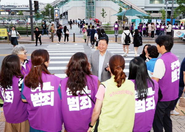 파주시는 반성매매 시민활동단 클리어링(클리어링)과 공동으로 지난 7월5일 오후 7시30분부터 야당역 앞(야당동 1040)에서 시민들을 대상으로 성매매 예방 및 근절 캠페인을 개최했다고 밝혔다.  (사진=파주시)