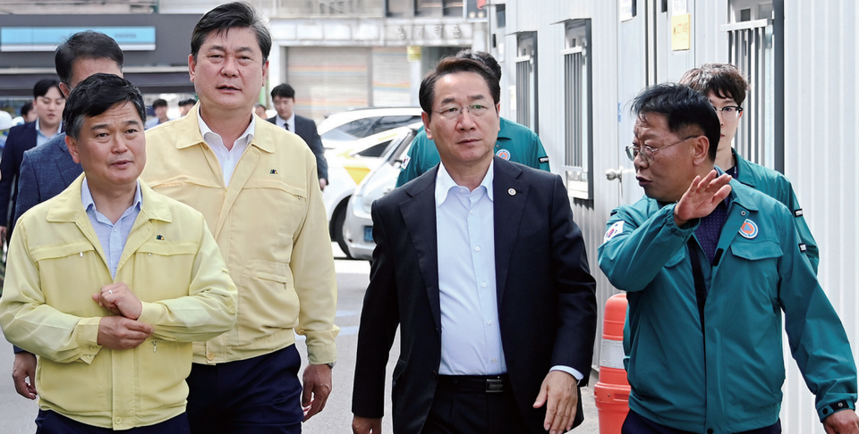 인천시의 전반기 정책 키워드가 외치라면 후반기 정책 키어드는 민생이다. 사진은 유정복 (왼쪽 세번째) 시장이 지난 6월24일 미추홀구 주안동에서 침수방지시설을 점검하는 모습. (사진=인천시)