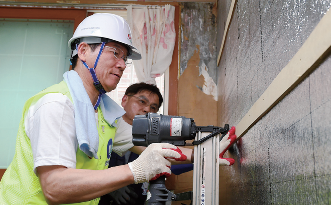 유정복 인천시장이 지난 7월1일 (사)인천자원봉사센터 자원봉사자들과 집수리 봉사활동을 하고 있다. (사진=인천시)