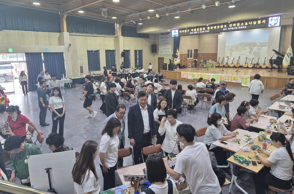 인천시 미추홀구가 구청 대회의실에서 마을공동체 활동을 공유하는 소통의 장인 2024 마을공동체 학술 회의·나눔 행사를 진행하고 있다.(사진=인천미추홀구)