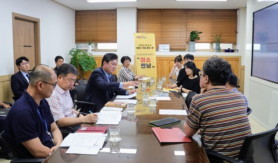 이영훈 미추홀구청장(왼쪽줄 가운데)이 (가칭)주안1·2단지 지역주택조합 조합원들과 면담을 하고 있다.(사진=인천미추홀구)