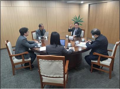 2월 2일 시장 직무실에서 평가단과 심층인터뷰 하는 인천시장(사진=인천시)