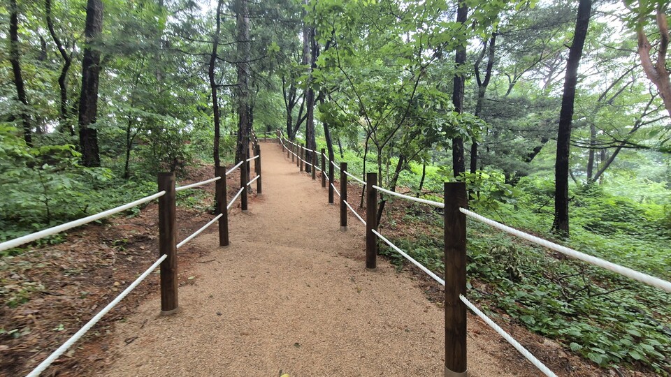 인천 남동구는 원도심 공원과 체육시설 등 4곳에 맨발 걷기 흙길을 조성했다(사진=인천 남동구)