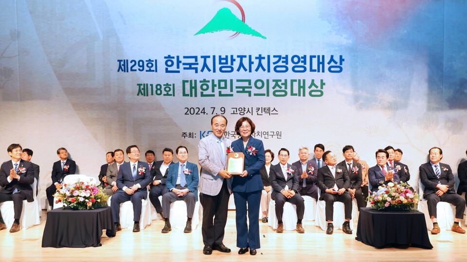 김보라 안성시장이 7월9일 (사)한국공공자치연구원이 주관하는 제29회 한국지방자치경영대상에서 ‘최고경영자상’을 수상했다. (사진=안성시)