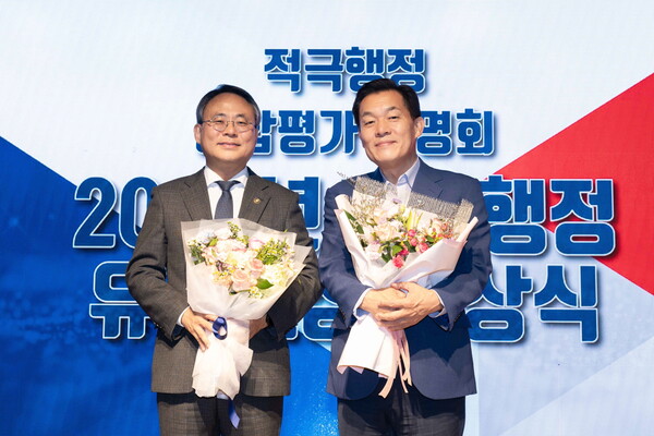 이재준 수원시장(오른쪽)이 수상 후 고기동 행정안전부 차관과 함께하고 있다 (사진=수원시)