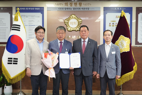 안성시의회는 지방의회 인사권이 독립된 이후 최초로 의회사무과장(5급)을 자체에서 인사발령하여 임명장 수여식을 7월12일 개최했다. (사진=안성시의회)