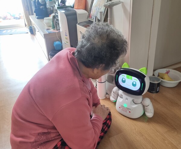 파주시는 경기도 공모사업인 ‘인공지능(AI) 로봇 활용 어르신 건강관리사업’에 선정돼 도비 1억9200만원을 확보했다. (사진=파주시)