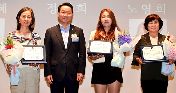 유정복 인천시장이 15일 센트럴파크호텔에서 열린 '창립25주년 기념 인천여성기업인대회'에서 모범여성기업인 표창장을 수여하고 있다.(사진=인천시)