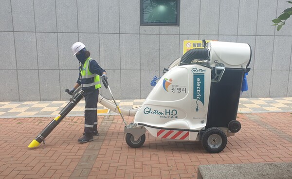 광명시는 철산상업지구, 소하상업지구, 일직동 로데오거리 주변 깨끗한 거리 조성을 위해 ‘광명형 365 거리청결단’ 운영을 시작했다고 7월16일 밝혔다. (사진=광명시)