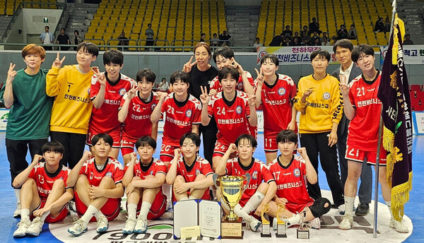 인천비즈니스고가  ‘제21회 태백산기 전국종합핸드볼대회’에서 우승을 차지한 후 기념촬영을 하고 있다.(사진=대한핸드볼협회)