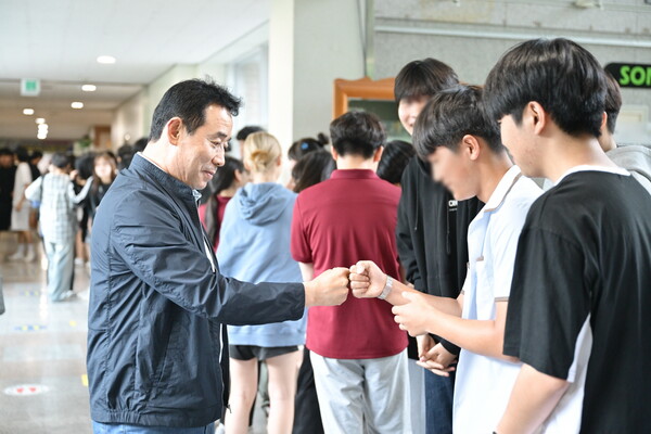 백영현 포천시장이 학생들과 주먹악수를 하고 있다. (사진=포천시)