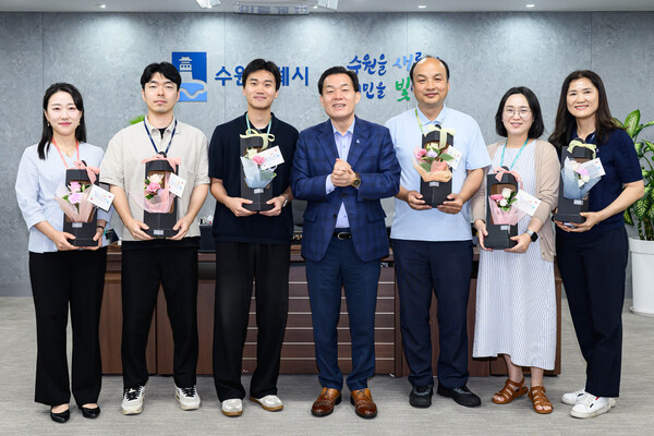 이재준 수원시장이 7월18일 집무실에서 2024년 상반기 ‘이달의 친절왕’으로 선정된 공직자 6명을 만나 격려했다. (사진=수원시)