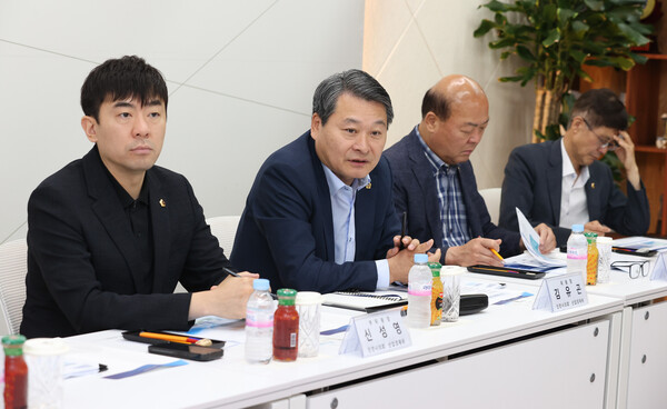 인천시의회 산업경제위원회가 인천경제자유구역 현장방문 중 인천스마트시티(주)를 방문 관계자들과 현안사항에 대한 논의를 하고 있다.(사진=인천시의회)