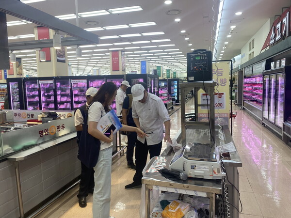 안성시농업기술센터는 지난 7월19일 경기도와 안성시가 합동으로 여름 휴가철 대비 수산물 원산지 표시 합동점검을 실시했다고 밝혔다. (사진=안성시농업기술센터)