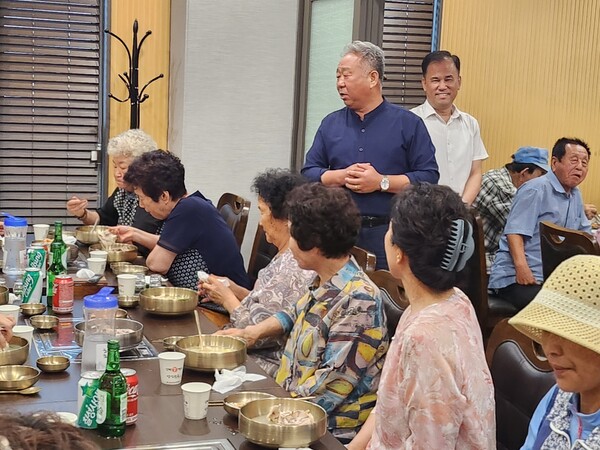 안성축산농협(조합장 정광진)은 여름철을 맞아 계동, 중리동, 동광아파트, 발화동 노인회 약 250명을 직영 식당인 한우프라자에 초대해 삼계탕을 제공했다. (사진=안성축협)