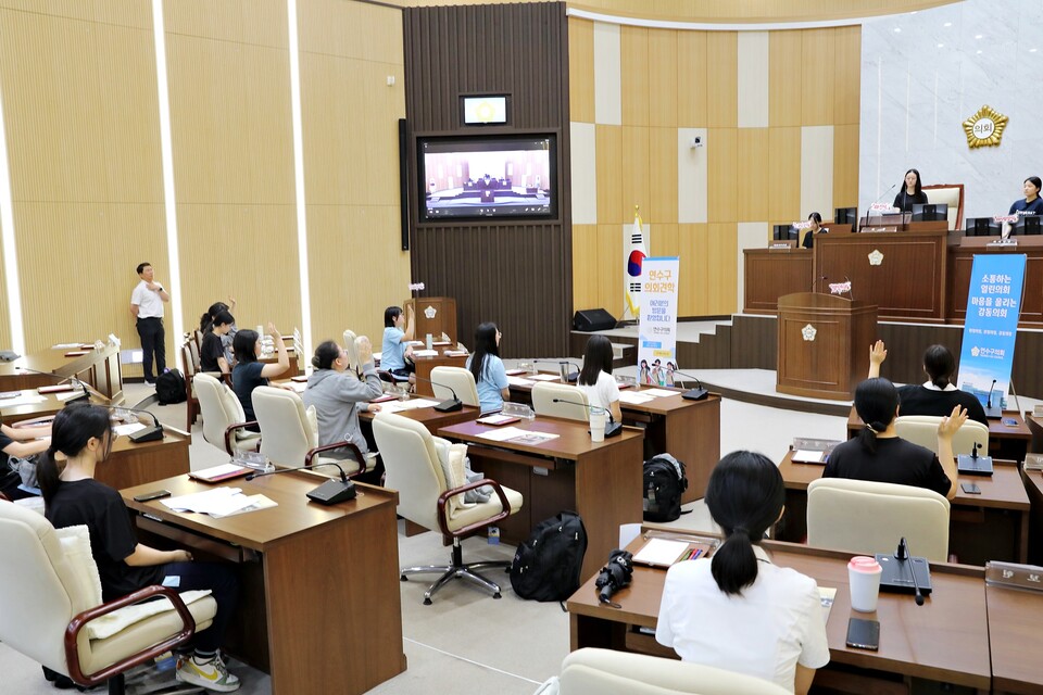 19일 인천 연수구의회(의장 박현주)는 연수여고 3학년 학생과 선생님 22명을 대상으로 연수구의회 견학 체험프로그램을 진행했다.(사진=연수구의회)