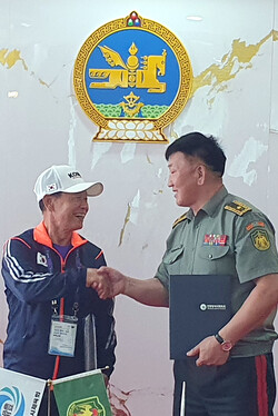 이규생 인천시체육회장과 몽골 국경수비대 간볼드 준장이 7월 22일 몽골 국경수비대 울란바토르 본부에서 체육인재 교류와 경기력 향상을 위한 교류활동을 위한 업무협약을 체결했다.(사진=인천시체육회)