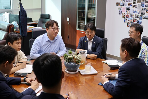 더불어민주당 인천서구 국회의원 이용우 의원과 모경종 의원은 24일 국회의원회관에서 이병화 환경부 차관을 만나 대체매립지 확보를 위한 전향적 대책을 마련할 것을 촉구했다.(사진=모경종 의원실)