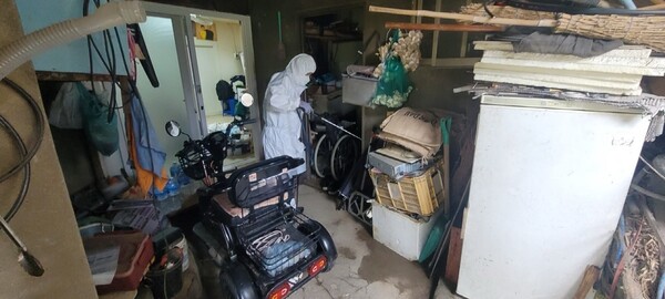 안성시보건소는 최근 집중호우로 인한 침수 피해 6가구를 대상으로 감염병과 해충 발생을 사전에 차단하기 위해 지난 22일 긴급 방역소독을 실시하였다고 밝혔다. (사진=안성시)