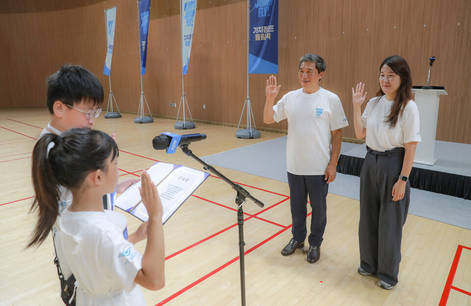 인천공항공사 스카이돔에서 열린 인천공항 가치점프 올림픽에서 인천국제공항공사 이학재 사장(왼쪽)이 사단법인 점프 은초롱 대표(오른쪽)와 학생들의 참여 의지를 담은 선서를 함께하고 있다.(사진=인천국제공항공사)