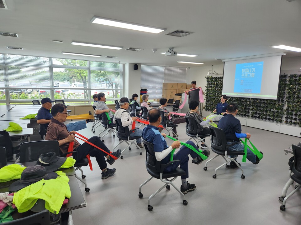 인천환경공단이 송도스포츠파크 이용객들에게 중·장년 심혈관질환 안전사고 예방 캠페인을 진행하고 있다.(사진=인천환경공단)