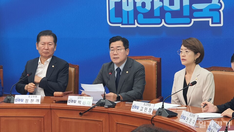 박찬대 더불어민주당 당대표 직무대행이자 원내대표는 7월29일 국회에서 열린 최고위원회의에서 일본 니가타현 ‘사도광산’이 세계 유네스코 문화유산 등재와 관련 “정부는 사도광산에서 한참 떨어진 곳에 관련 전시물을 설치하겠다는 일본의 공수표만 믿고 덜컥 일을 저질렀다”라고 맹폭했다. (사진=홍정윤 기자)