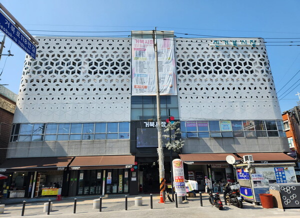 서구는 이용객의 무더위를 해소하고 쾌적한 쇼핑환경을 제공하기 위해 거북시장 판매시설 1층에 냉방기 설치를 완료했다.(사진=인천 서구)