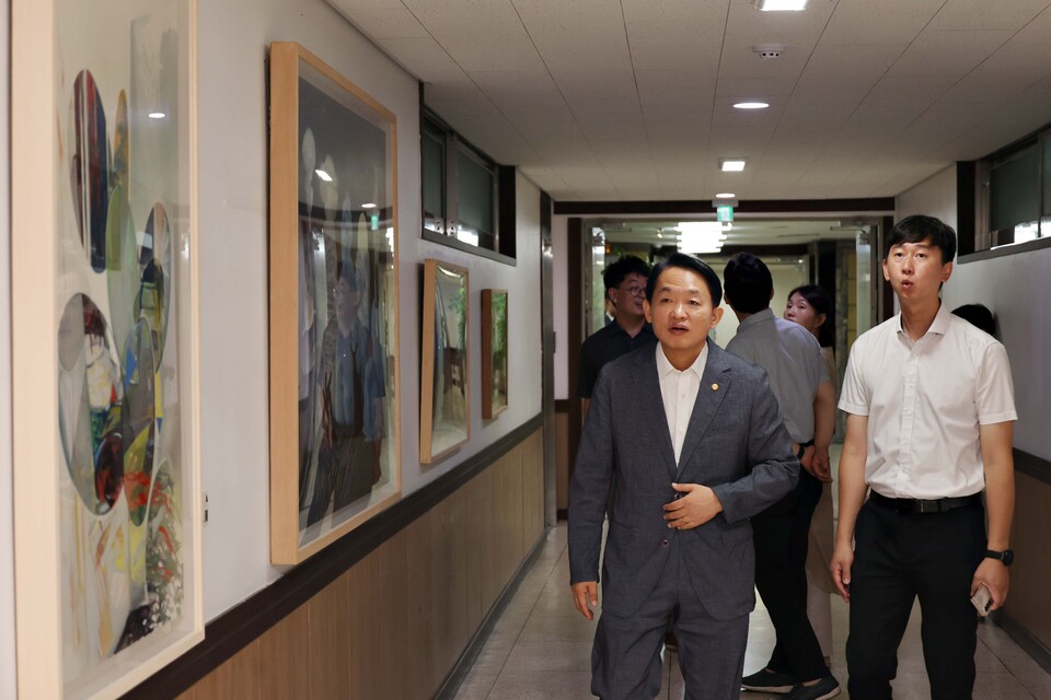 김찬진 동구청장이 본관 청사 2~4층 복도에 설치된 국립현대미술관 미술은행에서 대여한 현대미술 작품 21점을 둘러보고 있다.(사진=인천동구)