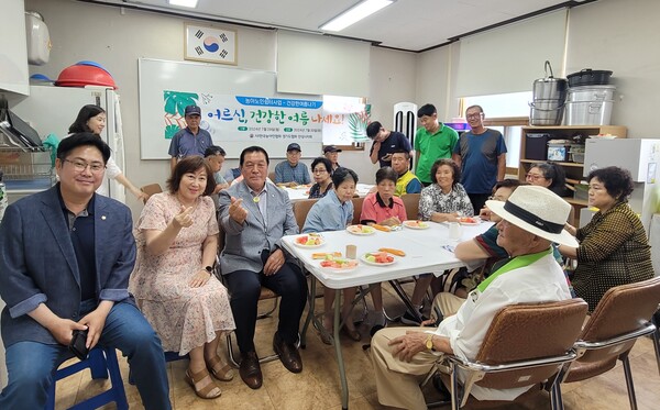 안성시의회 안정열 의장, 최호섭 운영위원장, 이중섭 의원이 7월30일 경기도농아인협회 안성시지회를 방문했다. (사진=안성시의회)