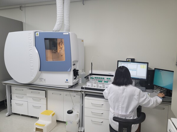 경기도보건환경연구원이 2023년 1월부터 12월까지 남한강, 북한강, 한강, 안성천, 시화호 등 ‘한강권역’ 49개 하천 133개 지점에서 환경부와 공동으로 매달 측정한 수질 결과 좋은 물 비율이 76.7%라고 8월1일 밝혔다. (사진=경기보환연)