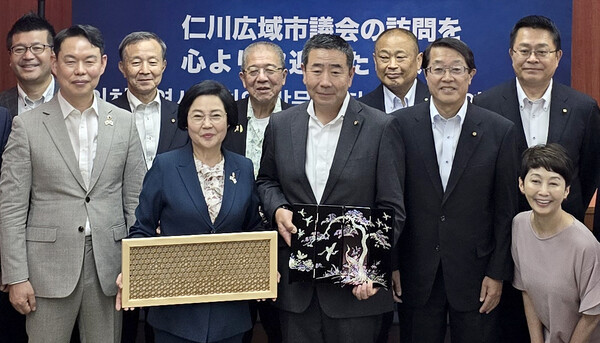 인천시의회와 일본 기타큐슈시의회가 6년만애 재회해  지속적인 교류와 후호 협력을 약속했다.(사진=인천시의회)