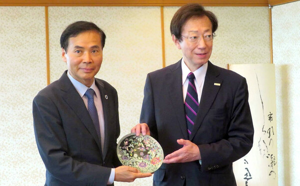 고베시를 방문 중인 황효진 부시장이 5일  히사모토 기조(久元 喜造) 고베시장을 만나 한일중 3개 도시 공동협의체 구성 방안을 담은 유정복 시장의 친서를 전달했다.(사진=인천시)