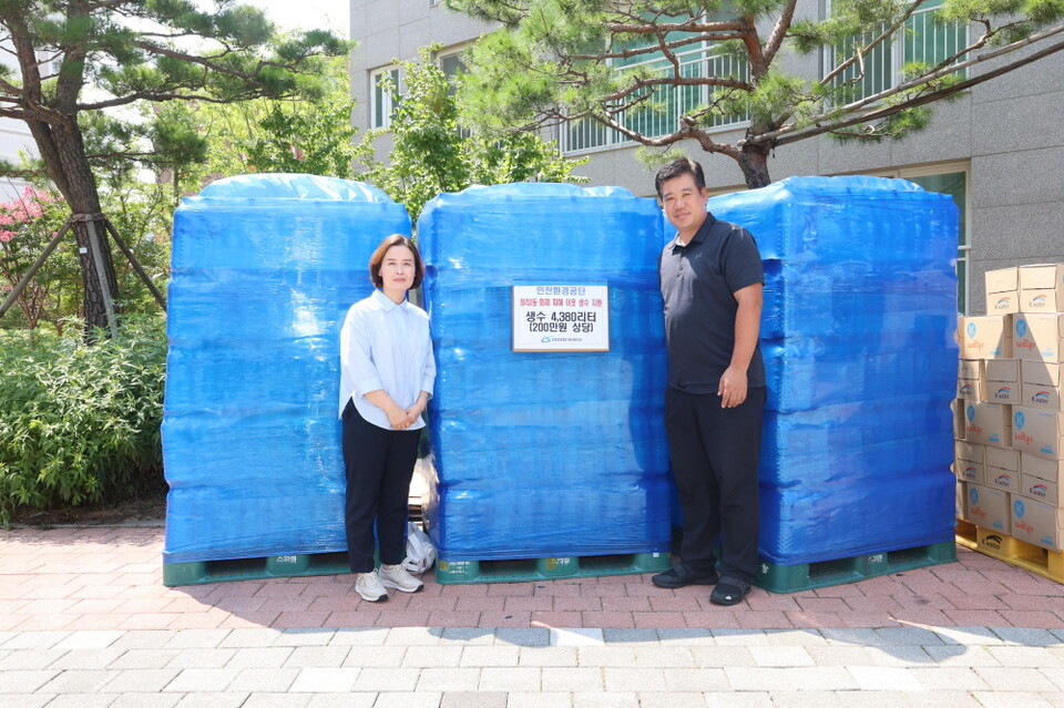 인천환경공단 직원들이 청라동 아파트 화재 현장을 방문해 생수를 전달하고 있다.(사진=인천환경공단)