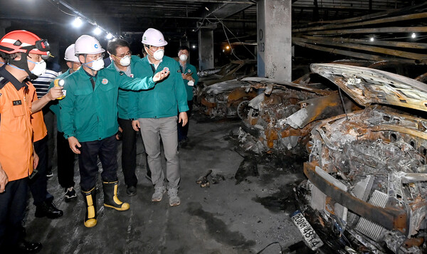 유정복 인천시장이 5일 서구 청라동 아파트 지하주차장 화재현장을 찾아 피해 및 복구상황을 점검하고 있다.(사진=인천시)