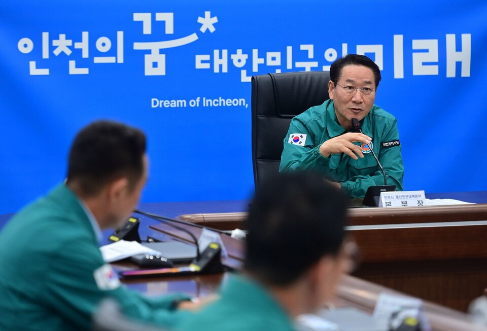 휴가 중인 유정복 인천시장이 5일 시청 재난안전대책본부에서 열린 서구 청라동 아파트지하주차장 화재 지방대책본부회의를 주재하고 있다.(사진=인천시)