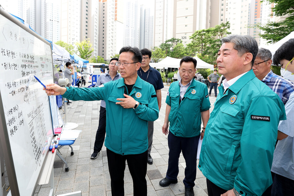 7일 인천시의회 정해권 의장이 서구 전기차 화재 사고 현장을 찾아 피해복구에 의회 차원에서 적극 지원을 약속했다.(사진=이장열 기자)