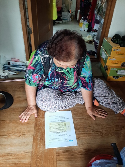 옹진군이 폭염으로 인한 취약계층 안전사고 예방을 위해 취약노인계층에 대한 안부확인, 온열질환 예방 교육 및 홍보, 폭염대비 물품 배부를 집중적으로 실시하고 있다.(사진=인천옹진군)