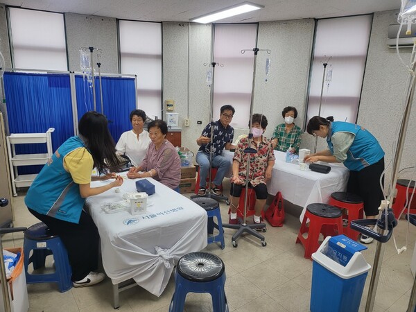 7일 포천시와 서울아산병원 의료팀이 이동면 주민 대상으로 진료를 하고있다. (사진=포천시)