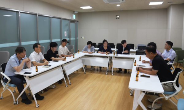 안성시의회 더불어민주당 최승혁·이관실·황윤희 의원이 서안성체육센터 수영장 이용시민, 안성시수영협회 등과 간담회를 갖고 수영장 이용인들의 건의사항을 청취, 향후 시정에 반영하기 위해 노력하기로 했다. (사진=안성시의회 민주당)