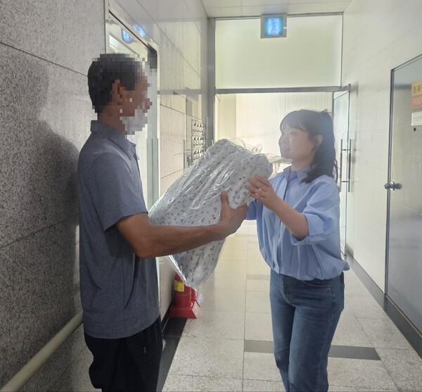 계양구는 최근 폭염으로 어려움을 겪고 있는 고난도 사례관리 대상자들에게 냉방용품을 지원했다. (사진=계양구)