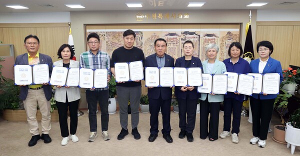 수원시의회가 8월9일 청렴한 공직문화 조성과 공정하고 정의로운 사회를 만들기 위해 청렴 실천 서약을 실시했다. (사진=수원시의회)