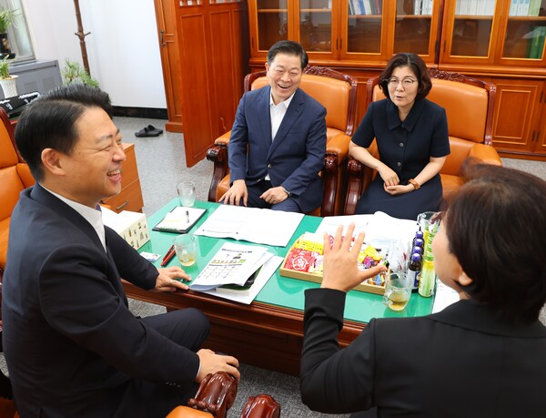 박승원 광명시장은 전국평생학습도시협의회장 자격으로 8월9일 오전 국회에서 김영호 국회 교육위원장과 만나 현재 평생학습 현장의 애로사항을 설명하고 “시대적 요구에 맞춰 정부 차원의 관심과 지원 확대가 절실하다”고 말했다. (사진=광명시)